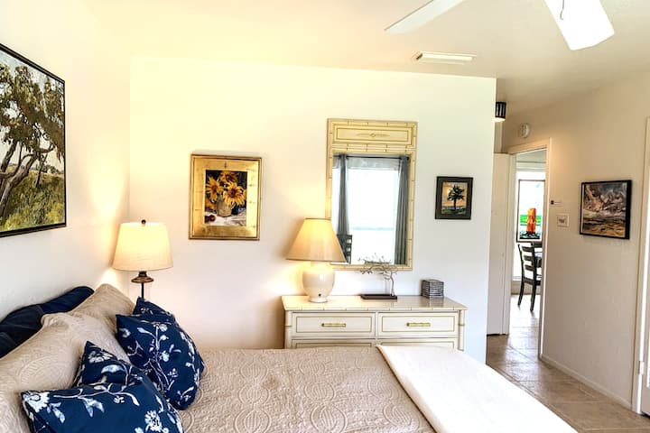 ห้องนอนที่ 1 มีห้องน้ำในตัวที่ทางเข้าห้องนอน