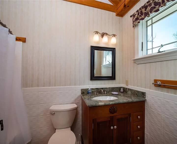 Бања за предната спална соба на горниот кат