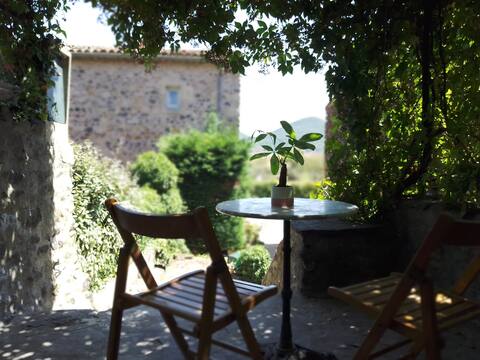 House with courtyard 15 min walk from Lake Salagou