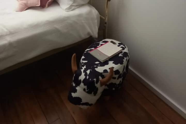 Esta habitación también puede acomodar una cama paraguas que ponemos a tu disposición.
