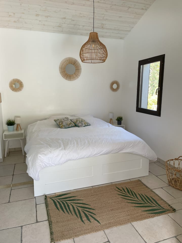 غرفة النوم رقم5 - سرير كينج واحد وخزانة تخزين كبيرة