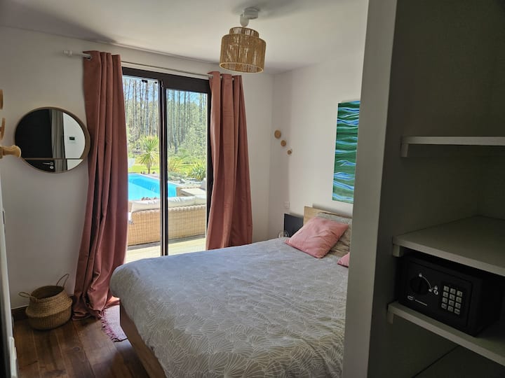 غرفة النوم رقم2 - سرير بحجم كوين ودش وخزانة تخزين كبيرة - إطلالة على حمام السباحة