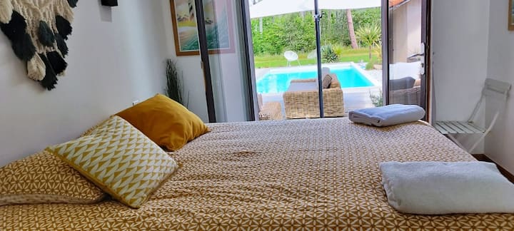 غرفة النوم رقم1 - سرير كبير - إطلالة على حمام السباحة