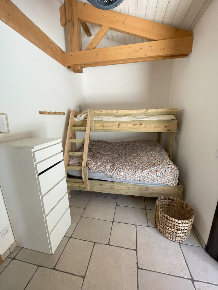 غرفة النوم رقم4 - 4 أسرّة بطابقين وخزانات تخزين وخطافات.