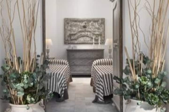 ห้องบริการที่ไม่มีห้องน้ำเข้าถึงได้โดยตรงจากภายนอก ไม่ได้เชื่อมต่อกับพื้นที่อื่นในบ้าน