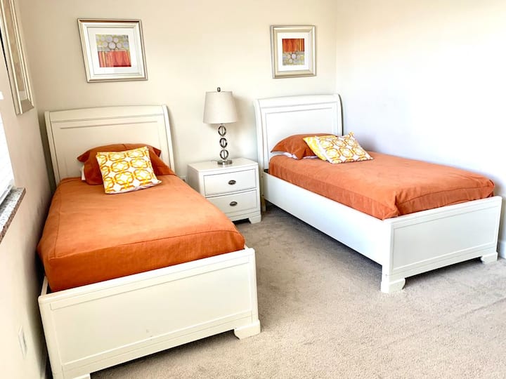 غرفة نوم في الطابق العلوي
