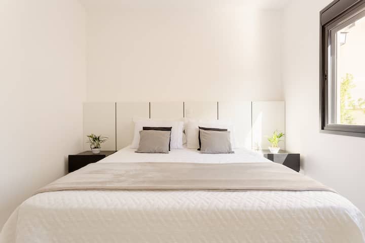 Queensize-Boxbett mit Bettwäsche für Hotels