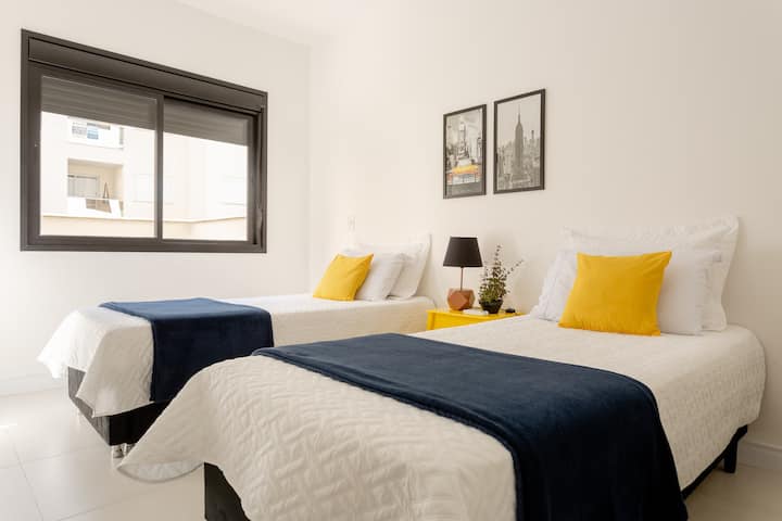 Suite 2 mit 2 Einzelbetten sowie einem Zusatzbett und einer zusätzlichen Matratze.