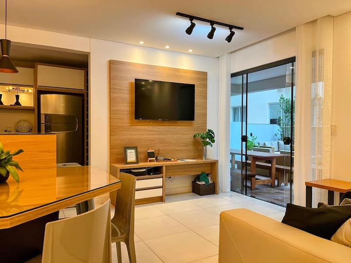 Integriertes Wohnzimmer mit SmarTV, Xbox One, Schlafsofa und Highspeed-WLAN