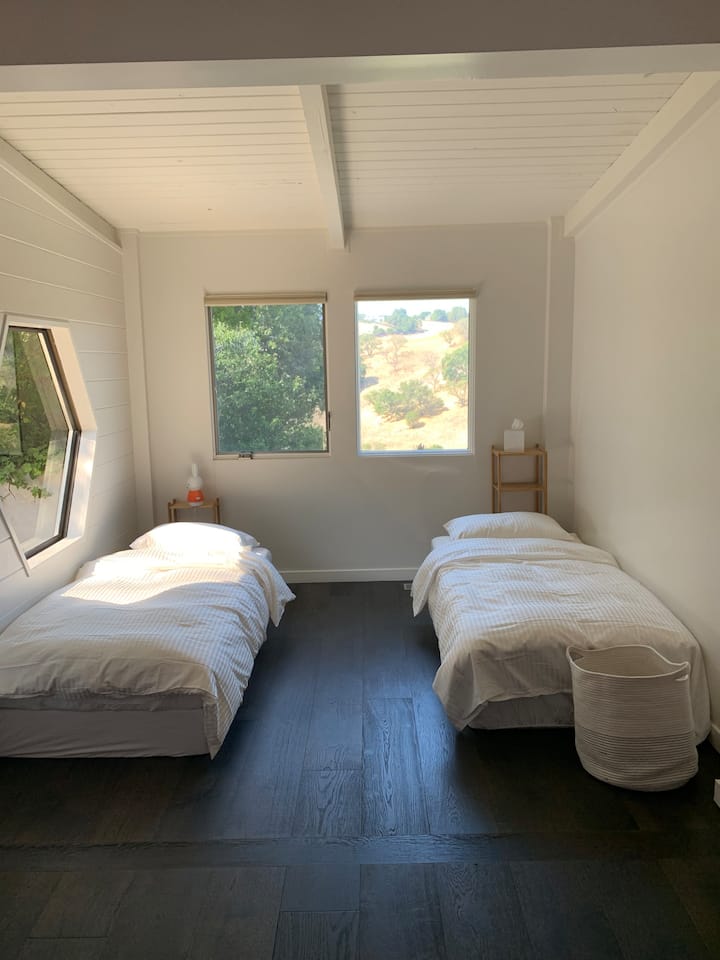 Ოთახი 2 , საწოლი შეიძლება განთავსდეს, როგორც დედოფალი ან 2 ტყუპი 