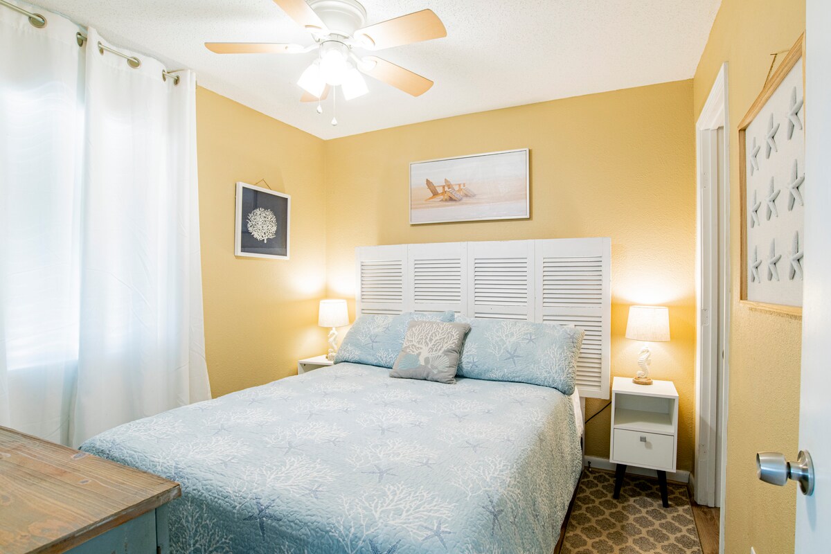 ในห้องนอนเราวางพรมไว้ข้างเตียงเพื่อให้แน่ใจว่าคุณไม่มีทรายบนเท้าของคุณก่อนที่คุณจะเข้านอน ห้องนอนมีพัดลมเพดานถ้าคุณชอบนอนหลับสบาย