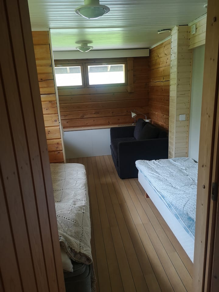 U brvnari je renovirana zasebna spavaća soba s dovoljno mjesta za najviše 5 osoba.