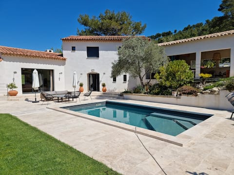Beautiful Luberon view villa with swimming pool in Rognes