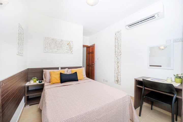 ห้องนอนที่ 2 พร้อมเตียงคู่เครื่องปรับอากาศและระเบียง