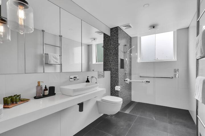 Beachfront Apartment Manly Beach 3 month rental gallery image 3