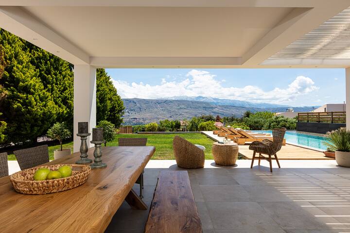 Luxury Ensuite Villa Overlooking Souda Bay gallery image 3