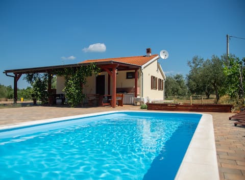 Secluded house/nature/kids&pets friendly/pool