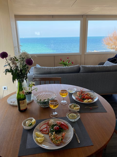 2 bedroom house, stunning sea view & beach access