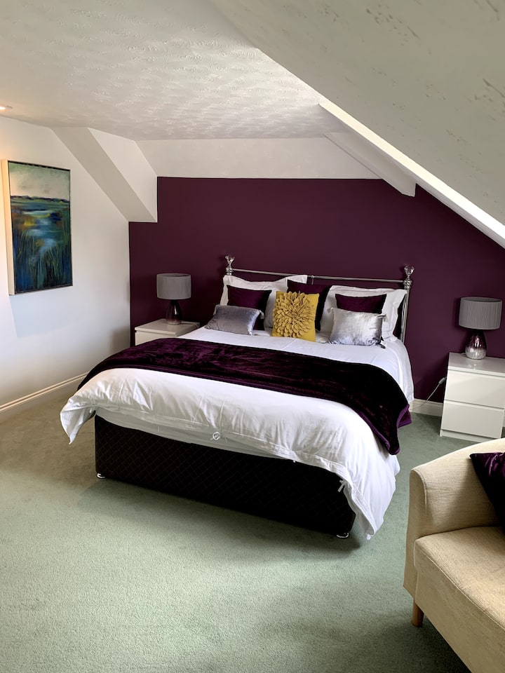 เตียงคิงไซส์ห้องนอนมีพื้นที่กว้างขวางในการเพิ่มเตียงนอนสำหรับเดินทางหรือเตียงลมสำหรับทารก/เด็กเล็กมาก