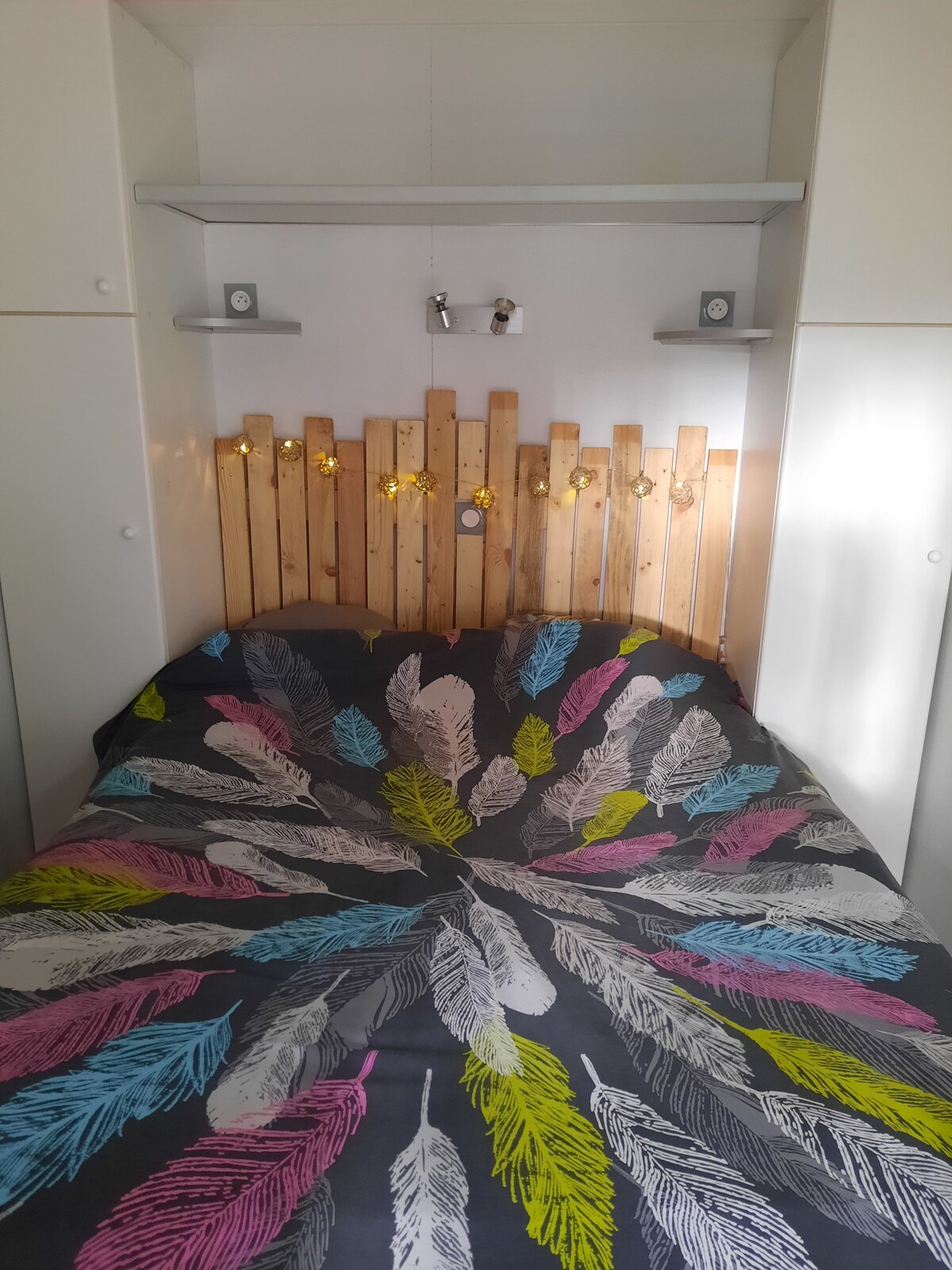 غرفة نوم بسرير مزدوج مع خزانات