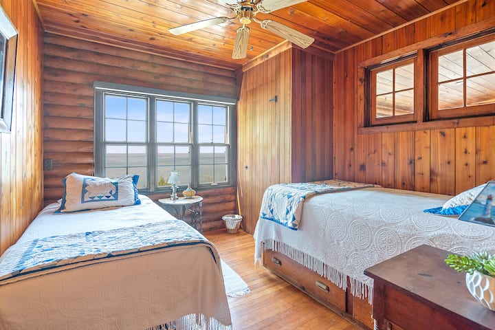 Main floor bedroom with two twin beds