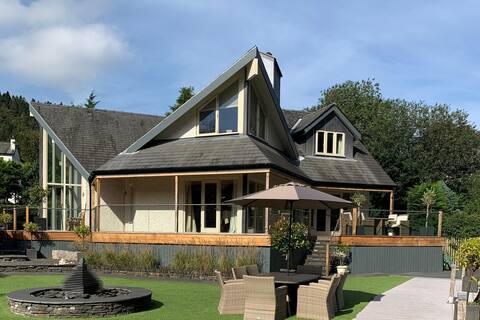 Modern, Spacious House, Hot Tub, Private Grounds