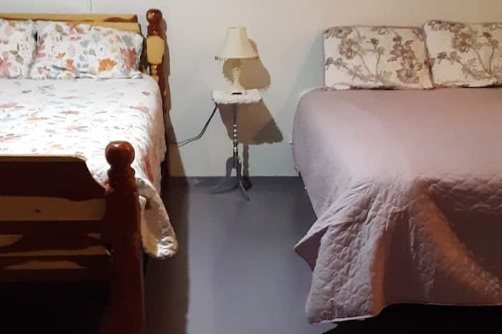 Priestor na spanie na prízemí s 2 manželskými posteľami
