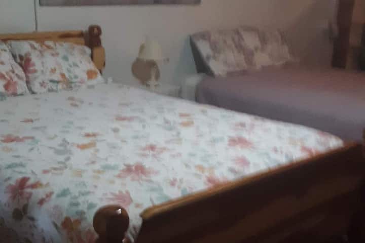 Priestor na spanie na prízemí s 2 manželskými posteľami