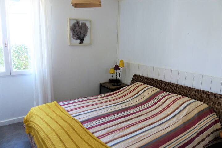 غرفة نوم بسرير بحجم كبير