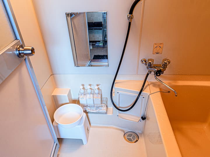 ・【バスルーム】浴槽付きでゆったりバスタイム♪シャンプー・リンス・ボディーソープのアメニティ付！