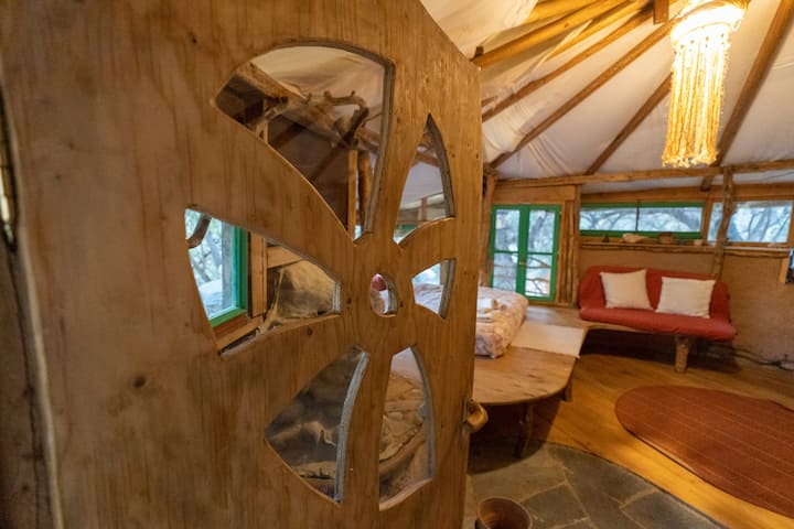 Attached to the main house Artimisia,  sweet cozy nest, self made by local material, love,  innovation and lots of good hands suits to couple plus one or 2 small ones.