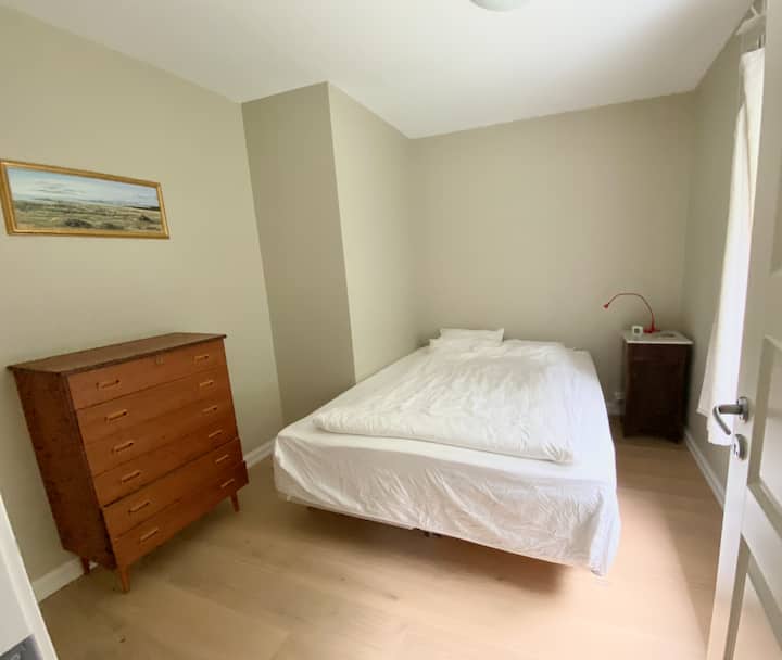 غرفة نوم  بسرير مزدوج