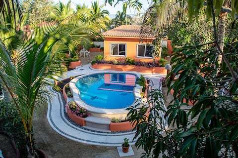 Top Airbnb: Casitas Bajo Las Estrellas-1, beachfront access, AC en Guerrero