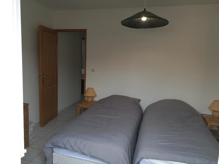 ვარდისფერი ოთახები ორი საწოლით 90 × 190