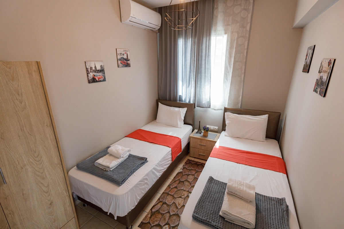 Chumba cha pili cha kulala. Vitanda vinaweza kuwa kitanda kimoja kikubwa cha watu wawili kwa wanandoa. Inafaa kwa balbu mbili au wanandoa.