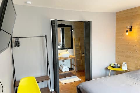 Independent private room with bathroom