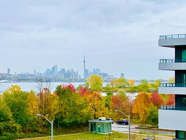 Luxury Lakefront Oasis – Stunning Views | 9 Guests gallery image 3