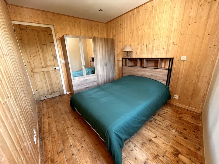 ห้องนอนที่เหมาะสมพร้อมวิวภูเขารวมถึงห้องแต่งตัว