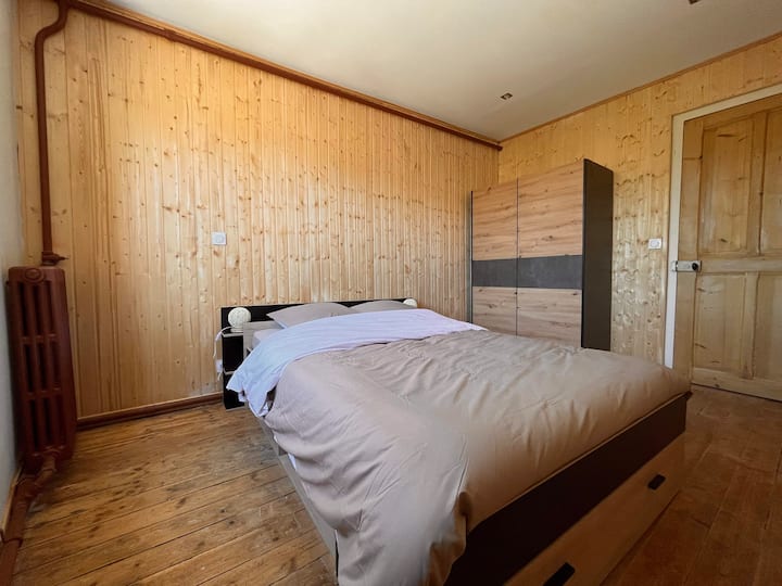 ห้องนอนด้านซ้ายมองเห็นวิวภูเขารวมถึงห้องแต่งตัว