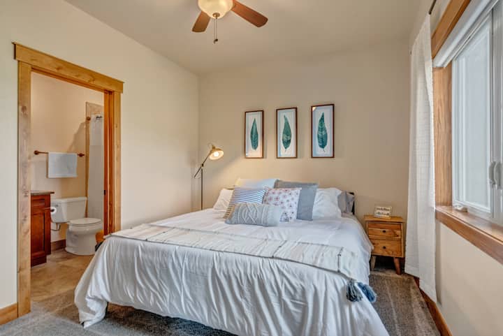 下层加大双人床卧室/浴室套房，可欣赏山景