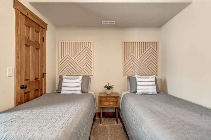 XL双床卧室非常适合朋友或儿童入住。或者，我们还有一套套件，将两张单人床拼在一起，将两张单人床拼在一起，弥合床垫的间隙，将两张单人床铺转换为另一张加大双人床。