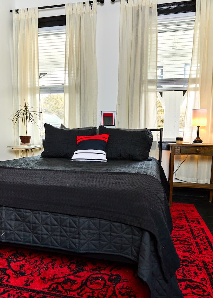 queen bedroom 2