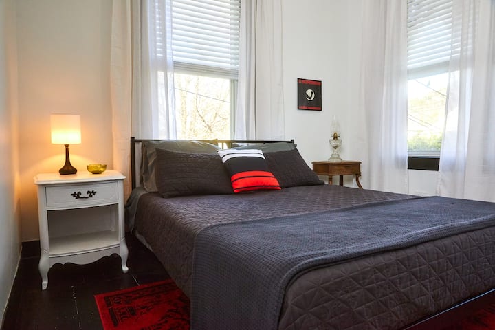 queen bedroom 1