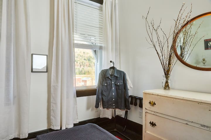 queen bedroom 1