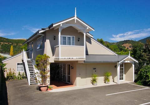 Four Bedroom Holiday House @ Riverlodge Motel