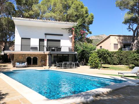 Villa with private pool between sea and mountain