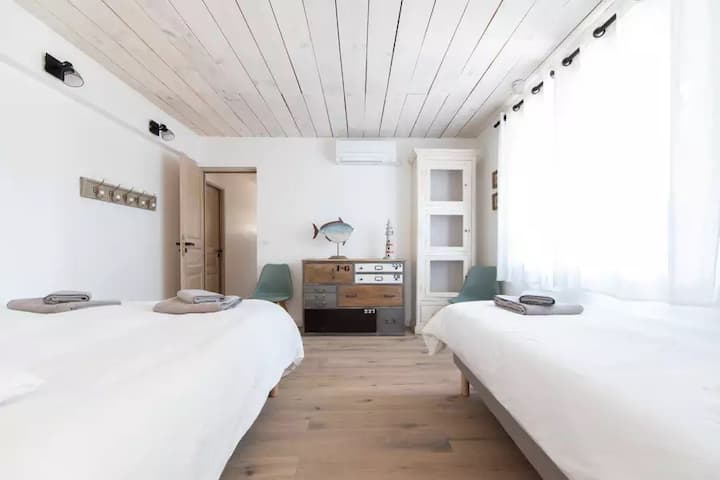 Schlafzimmer 5 auf Ebene -1 des Hauses.
Klimaanlage - 1 Queensize-Bett + 1 90 Bett - dieses Zimmer profitiert von einem Badezimmer und einer privaten Toilette