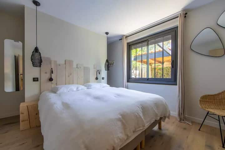 Schlafzimmer 2 - klimatisiert - große Schränke - 160 Bett + privates Badezimmer