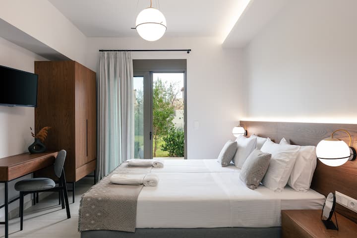 Chumba cha kulala cha chini cha ghorofa ya chini na Vitanda viwili vya mtu mmoja na muundo usiofaa.