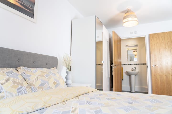 Dormitorio principal luminoso y espacioso con baño privado.